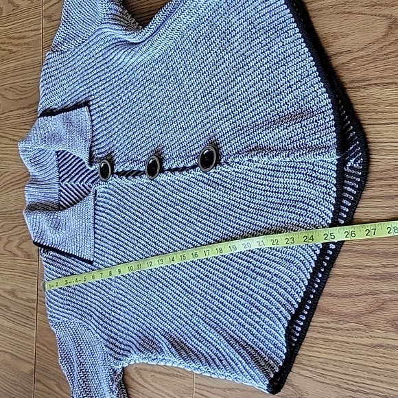 sweater white and black functional buttons missing tag - Picture 11 of 15